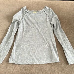 MaxStudio Sport long sleeve shirt. Raglan sleeves w/ piping. Color- gray. Size M